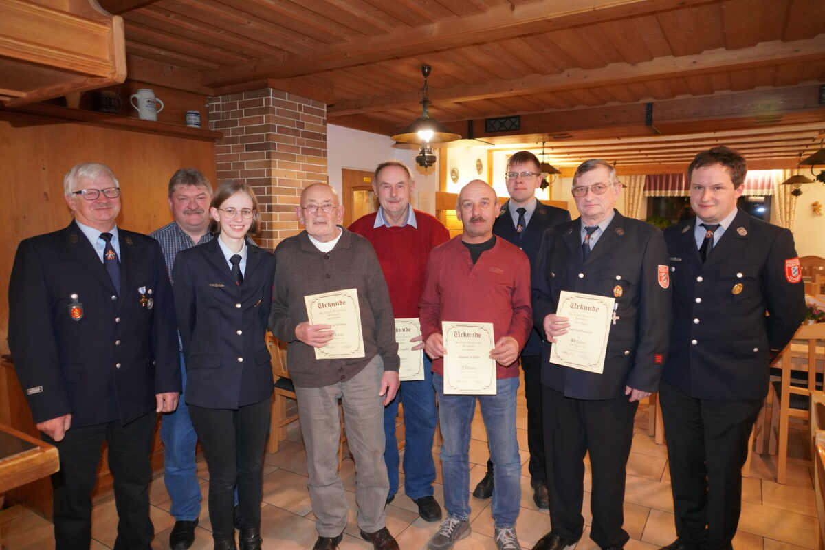 Bei der Jahreshauptversammlung der Feuerwehr Bernrieth werden folgende Feuerwehrleute geehrt. Ludwig Geitner für 40 Jahre (Vierter von links), Franz Schaller für 55 Jahre (Mitte), Hubert Kleber für 25 Jahre (Vierter von rechts) und Karl Gollwitzer für 40 Jahre (Zweiter von rechts). Nicht im Bild: Karl Troidl – für 60 Jahre). Foto: Franz Völkl