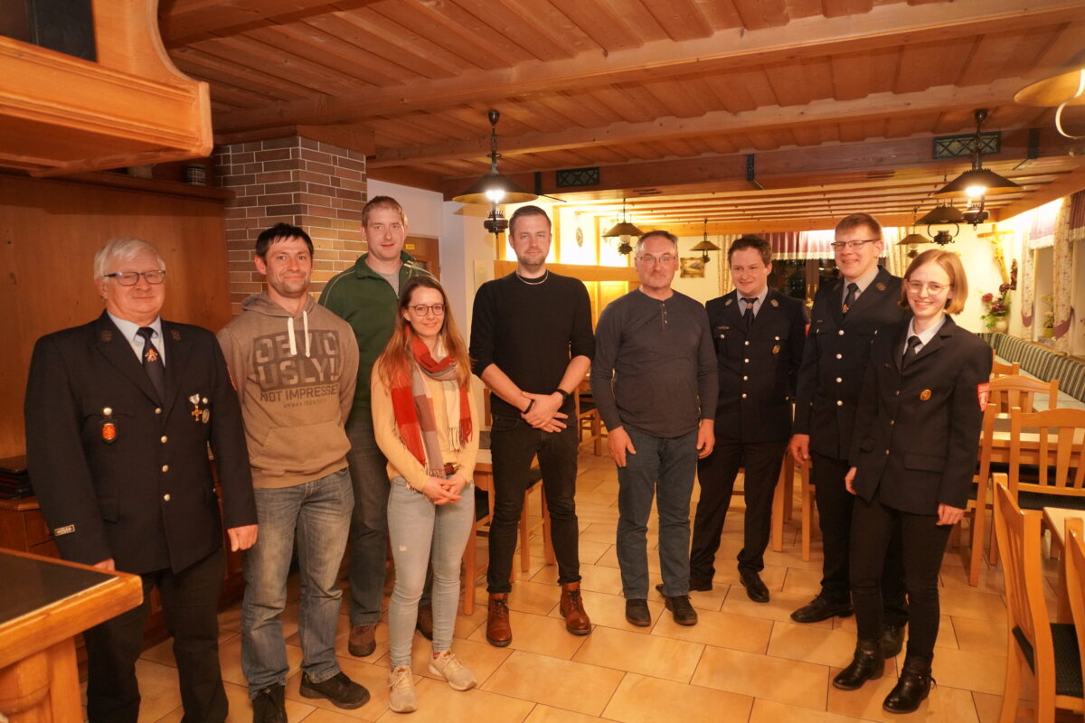 Die beiden Vorsitzenden Hans Dittmann (links) und Sina Bayer (rechts) danken zusammen mit den beiden Kommandanten Florian Weig (Zweiter von rechts) und Stefan Weig (Dritter von rechts) den ausscheidenden Führungsmitgliedern Andreas Gmeiner, Albert Gollwitzer, Katrin Kleber, Tobias Schönberger und Bernhard Müller (von links nach rechts). Foto: Franz Völkl