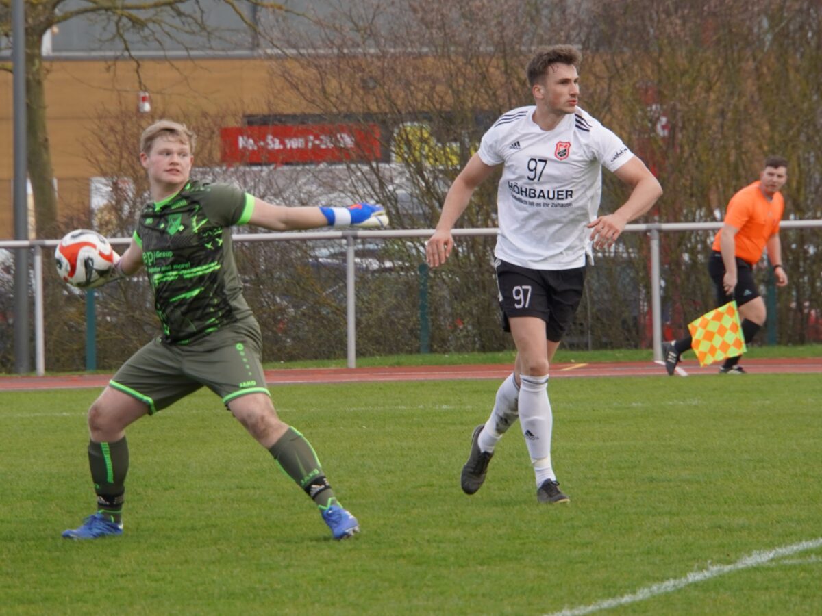 Der überragende Burglengenfelder Keeper Christian Wagner, auf dem Foto mit Nico Argauer. Foto: Norbert Tannhäuser