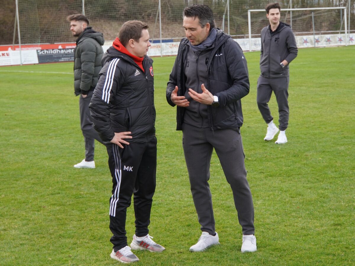 Trainer-Plausch: Klaus Moucha (links) und Timo Studtrucker vom ASV. Foto: Norbert Tannhäuser