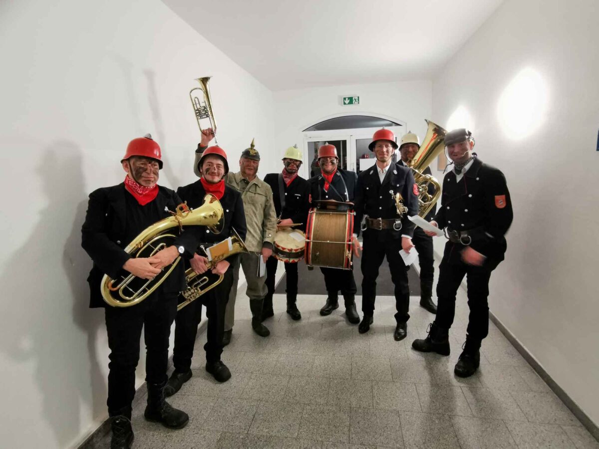 Die Feierwehrkapelln kurz vor ihrem Auftritt. Foto: Karl Ziegler