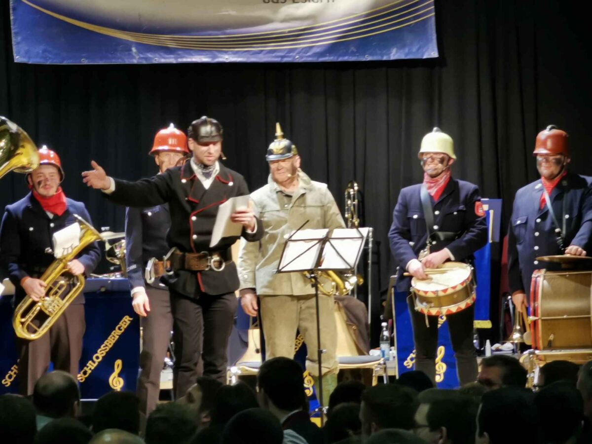 Humorvoll verpackte Sprüche von Fabian Wild und für Gesang und Musik
sorgte die Feierwehrkapelln. Foto: Karl Ziegler