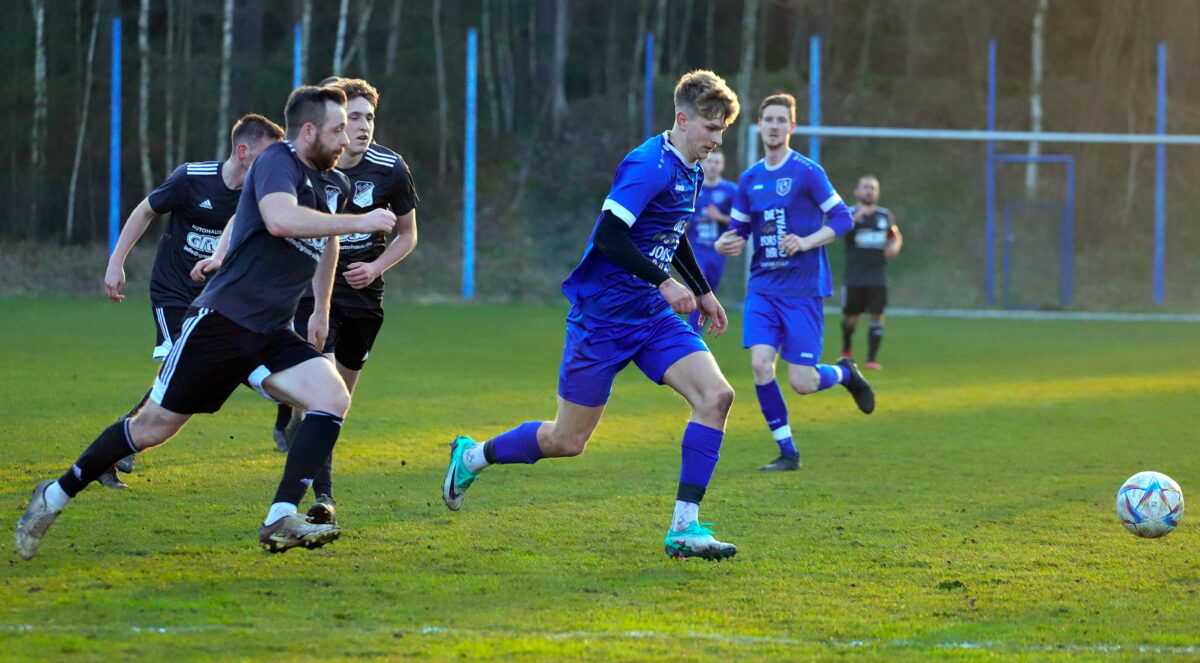 Johannes Janker (rechts)traf gegen Inter Bergsteig Amberg doppelt. Foto: Rudi Walberer