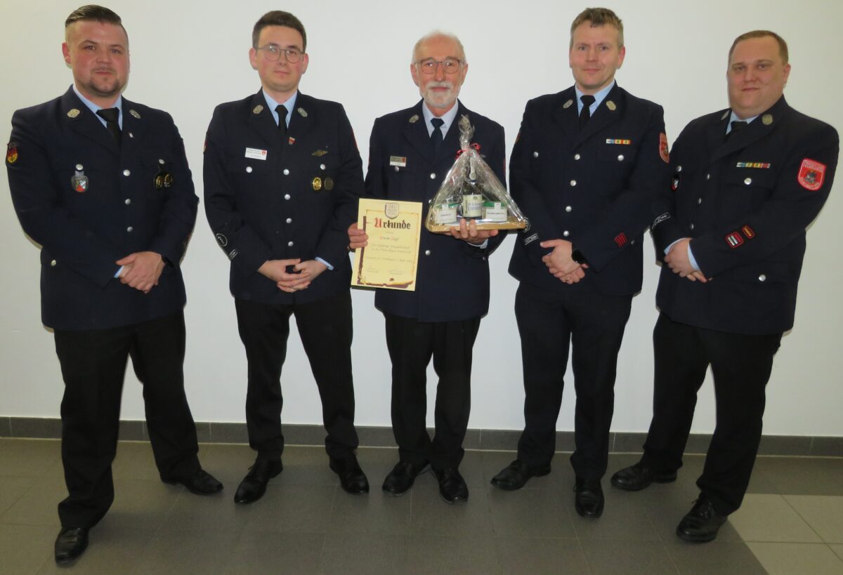 Erwin Zapf hält seit 50 Jahren der Freiwilligen Feuerwehr Neustadt die Treue. Dafür bedankten sich die Verantwortlichen. Foto: Johann Adam