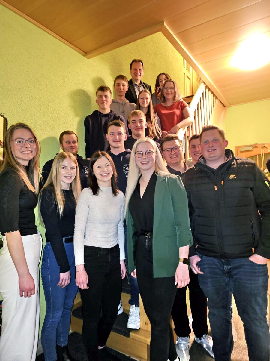 Von oben Christian Porsch, Sophia Merkel, Hannes Walter, Laura Lauterbach, Emily Popp, Noah Flögel, Manuel Bothner, Tobias Veigl, Lucas Serfling, Sabrina Scherm, Annalena Walter, Lea Serfling, Esther Popp, Moritz Singer (Bezirksvorstand), Hannes Maisel (Kreisvorstand) und Ferdinand Bauer (Bezirksvorstand). Foto: Wolfgang Hübner