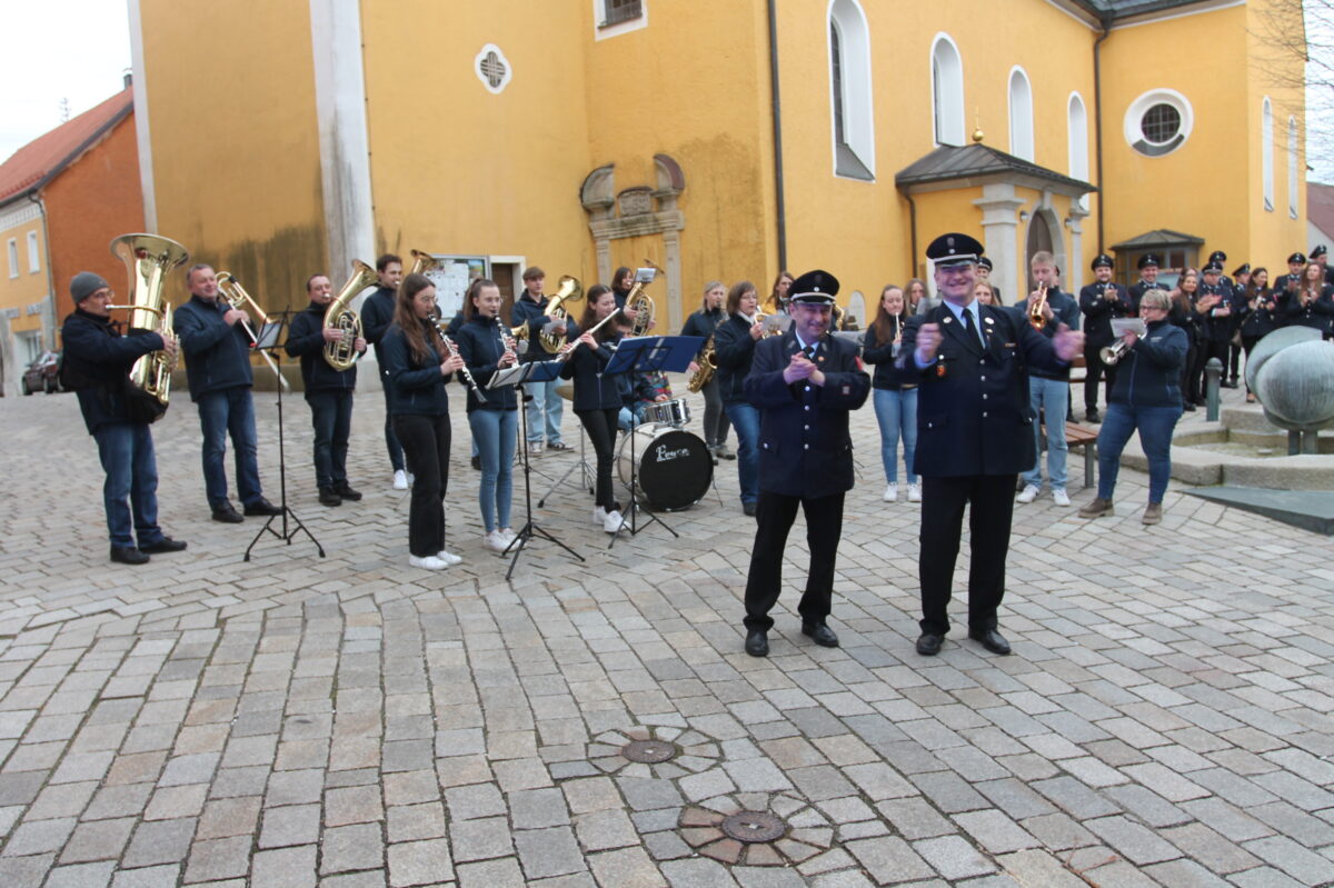 Markus Schwarz (rechts) und Hans-Peter Müller geben zu den Klängen des
Vereinsorchesters des Waidhauser Musikverein den Takt an. Foto: Josef Pilfusek