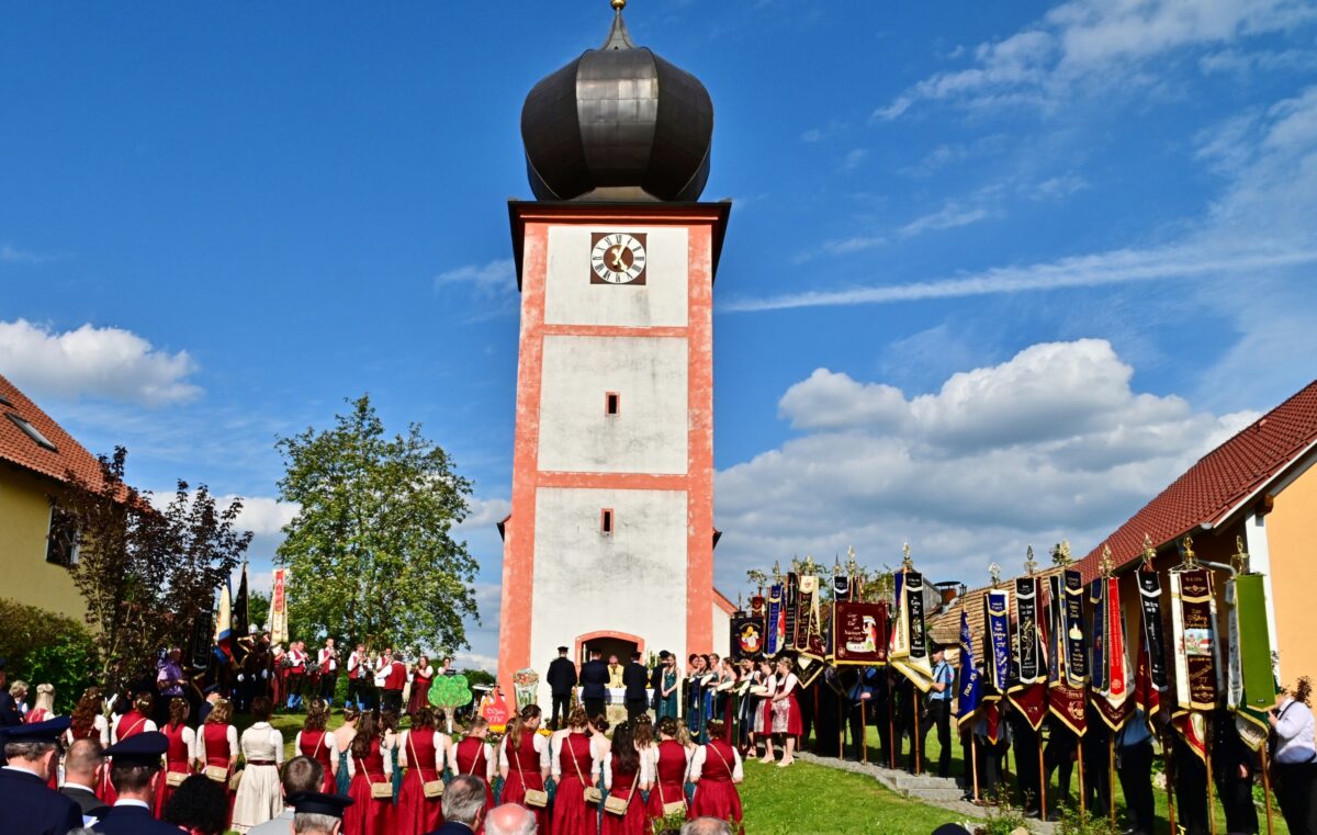 Gottesdienst vor der Kirche St. Laurentius. Foto: Dietmar Zwick
