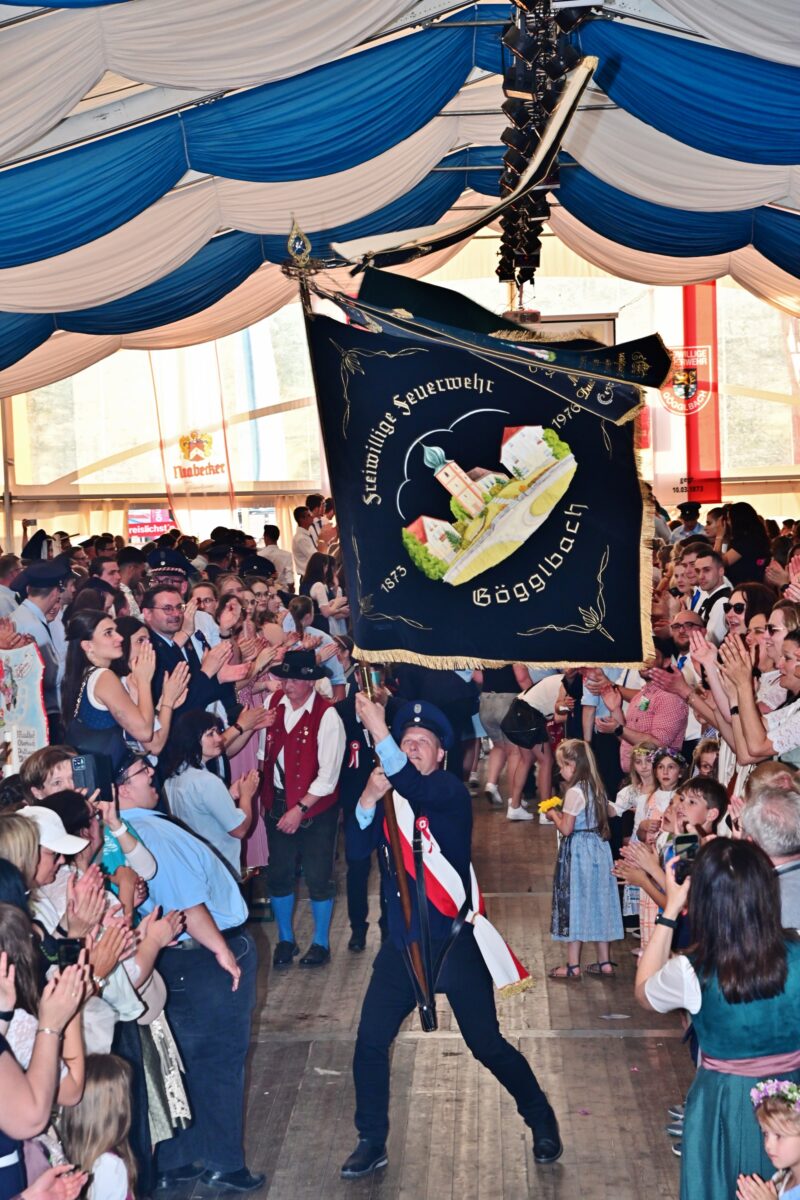 Der Fahneneinzug ins Festzelt. Foto: Dietmar Zwick