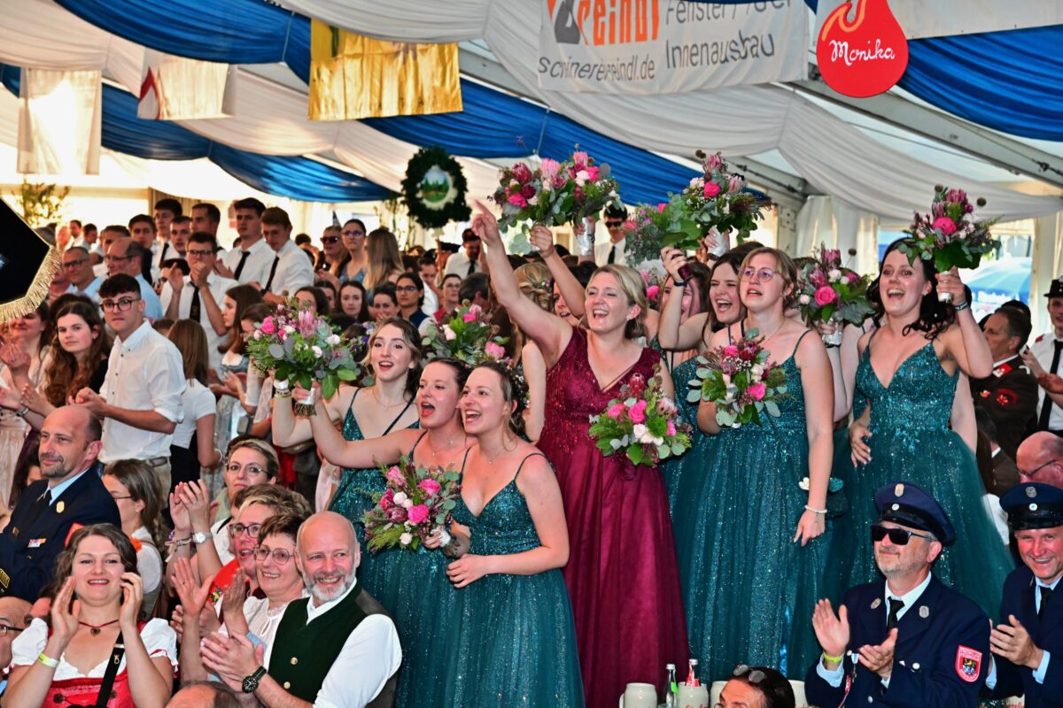 Die Festdamen jubeln den Vereinen zu. Foto: Dietmar Zwick