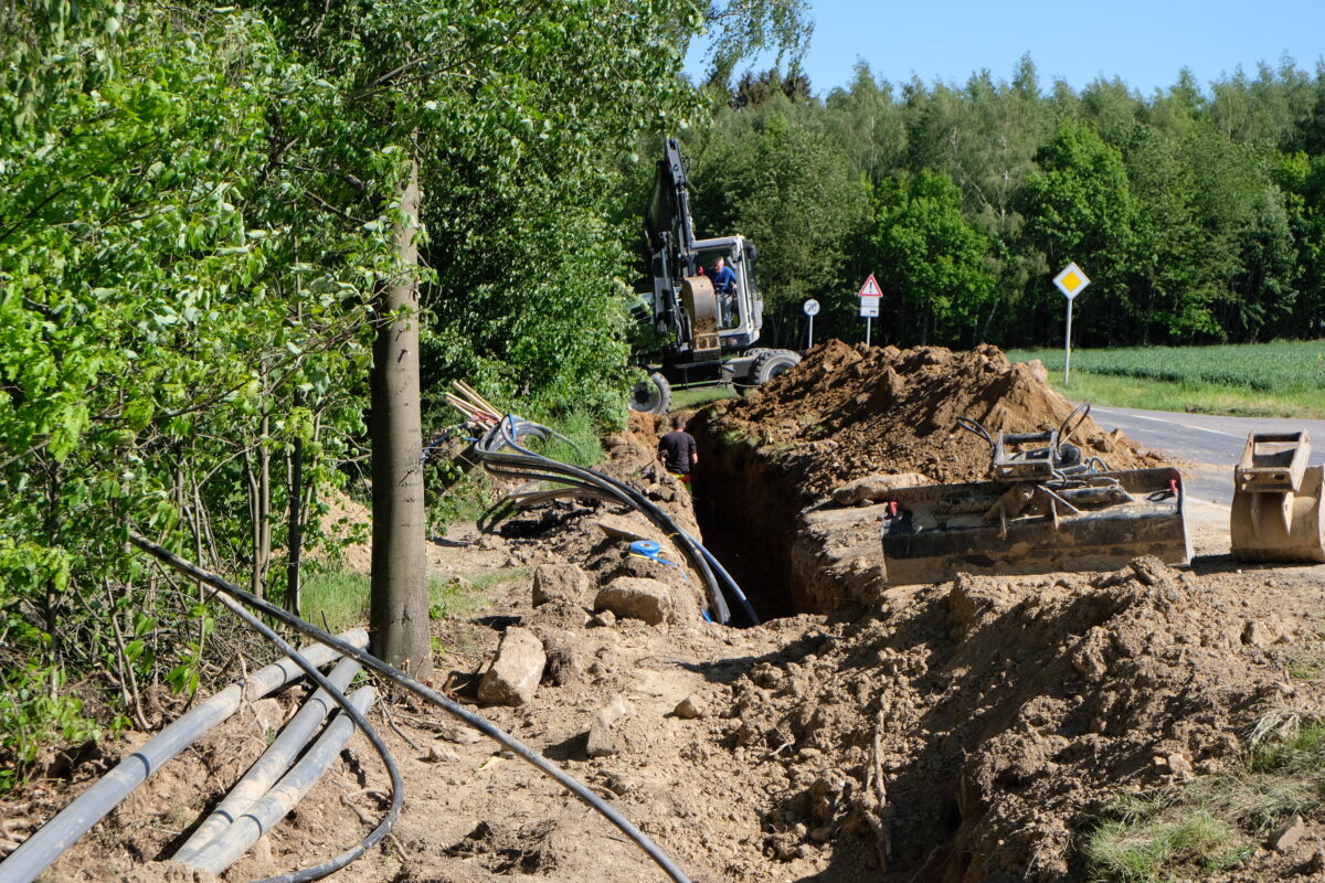 Vor den Straßenbauarbeiten geht es
darum, die Versorgungsleitungen und
Verkabelungen in die neue Trassierung der
Staatsstraße zu verlegen.
Bild: Fred Lehner