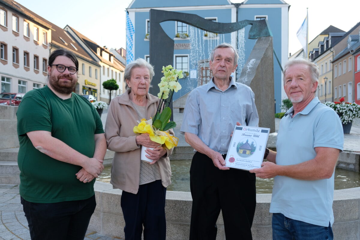 Urgesteine des Gemeinsinns und der Vereinstreue gingen beim Apfelbacher Kapellenverein „in
Rente“. Nach 31 Jahren an der Spitze des Vereins ernannte der neu gewählte Vorsitzende Harald
Held (rechts) Bruno Uhl (2.von rechts) zum Ehrenvorsitzenden. Dank galt auch Schriftführerin Ingrid
Kallmünzer, ebenfalls seit der Gründung im Jahr 1993 Mitglied der Vorstandschaft. Es gratulierte
Stadtpfarrer Johannes Bosco (links). Foto: Robert Dotzauer