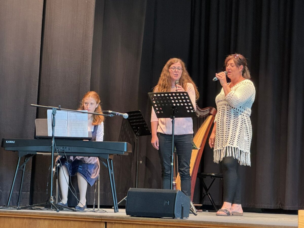  Lena Bartmann
(M10) am Klavier mit den beiden Sängerinnen Regina Plödt und Christina Hagn.  Foto: Pfalzgraf-Friedrich-Mittelschule Vohenstrauß