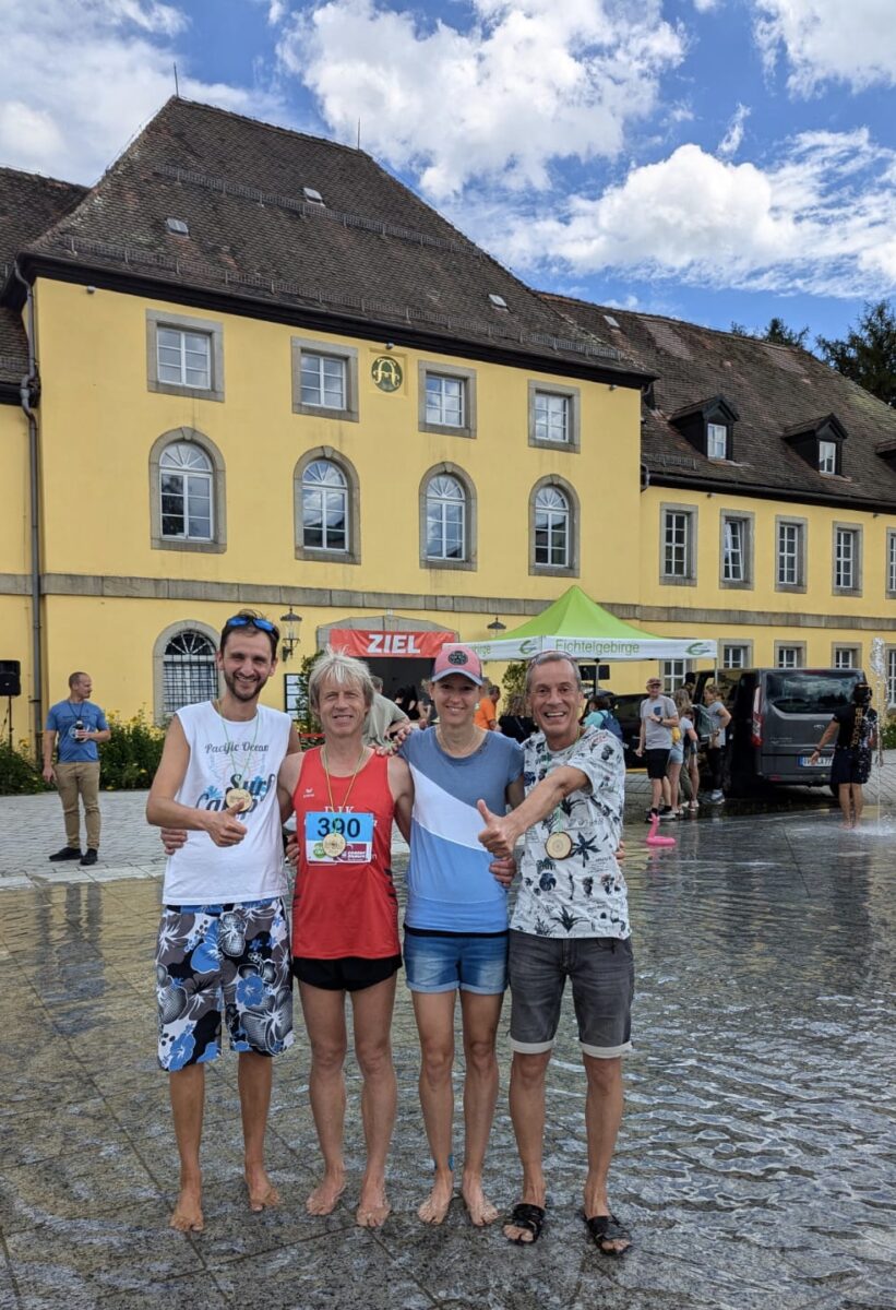Im Ziel, von links nach rechts: Michael Eckl, Peter Fischer, Karina Maier, Georg
Koller. Foto: Georg Koller