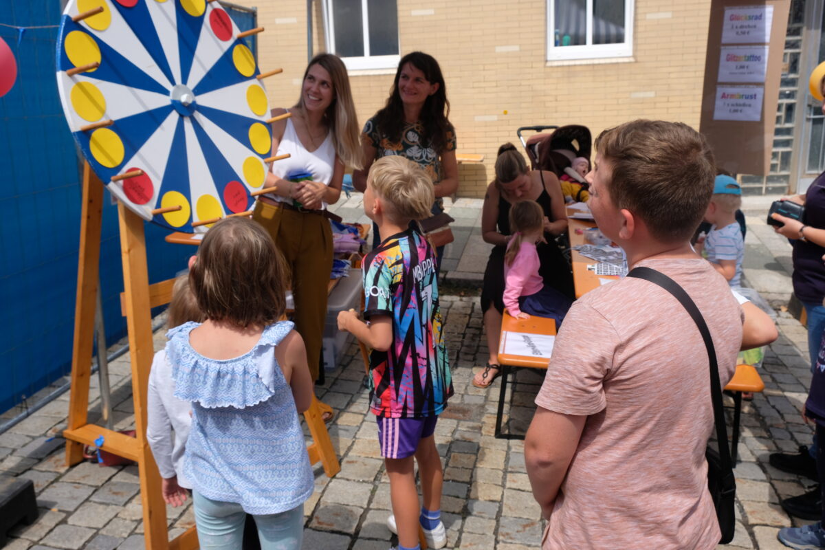 Am Glücksrad drehen, für die Kids eine spannende Übung. Foto: 
Robert Dotzauer