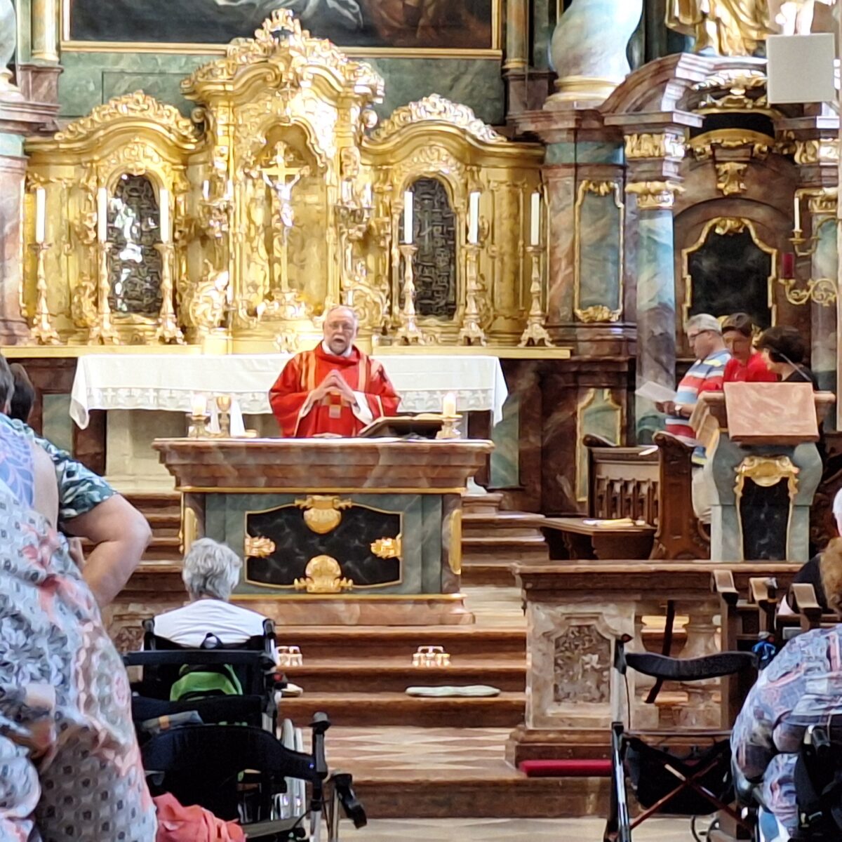 Festlicher Gottesdienst in der Abteikirche St. Michael in Metten mit Pfarrer Alfons
Forster. Foto: Veronika Schlosser