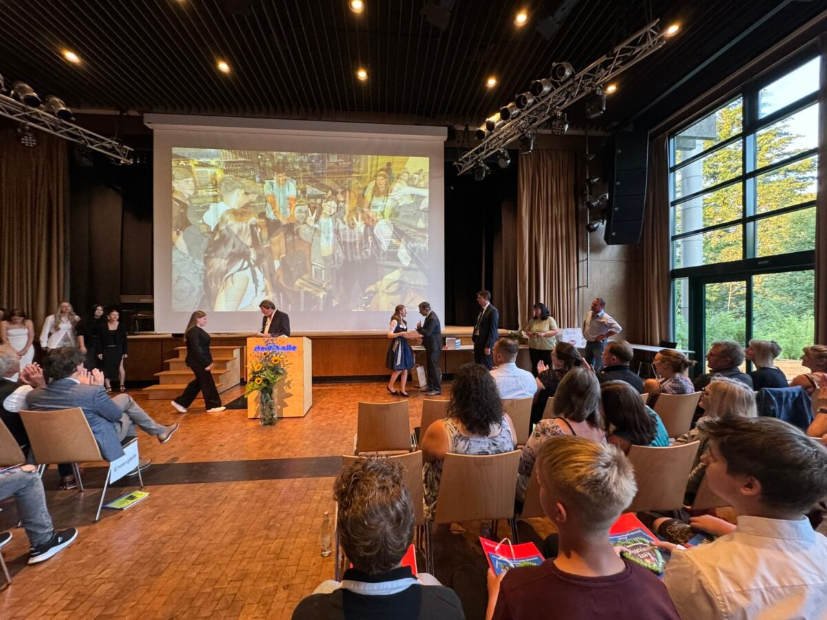 Verleihung der Zeugnisse durch Klassenleiter und Schulleiter. Foto: Pfalzgraf-Friedrich-Mittelschule Vohenstrauß