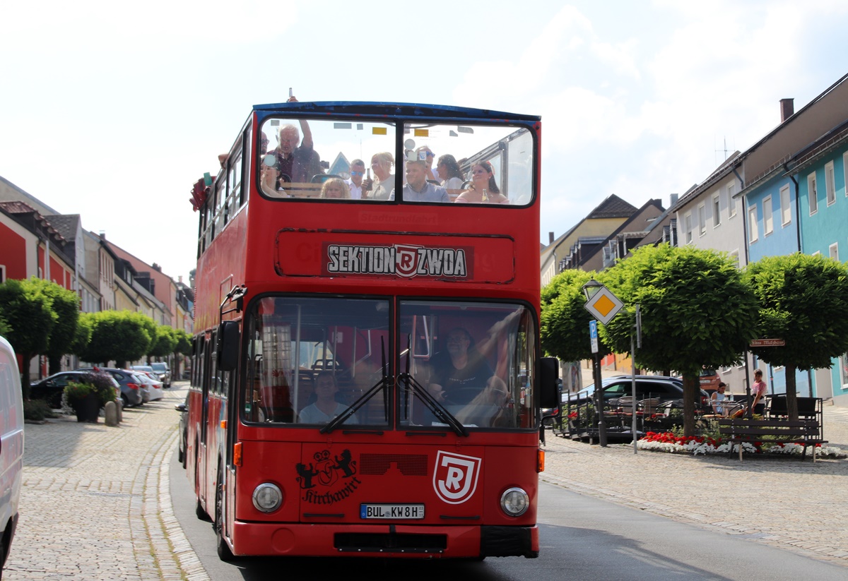 Das Hochzeitsfahrzeug durch Eschenbach.  Foto: Jürgen Masching