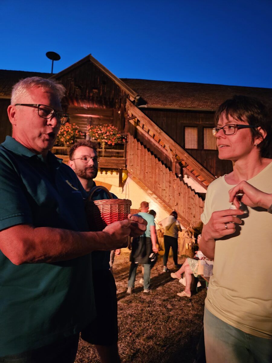Geisterschnaps mit Vorsitzendem Albert Meierhofer und Beate Schuch. Foto: Gabriele Buchbinder
