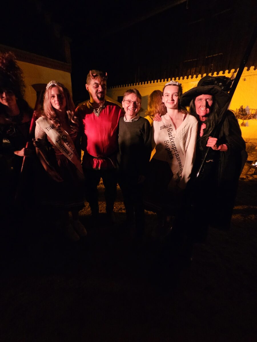 Gruppenbild mit Teufel, Hexe und Gurkenprinzessinnen. Foto: Gabriele Buchbinder
