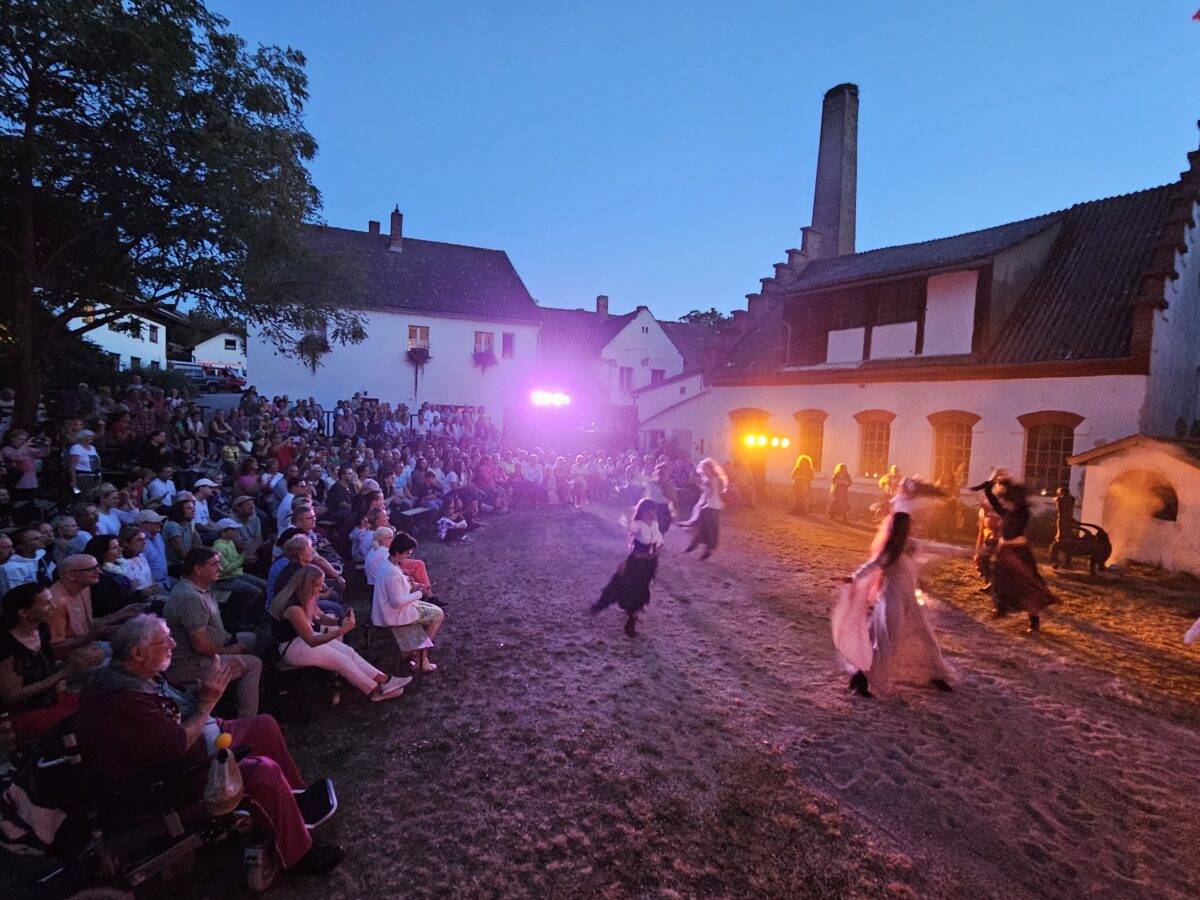 Hexentanz am Steflinger Schloss. Foto: Gabriele Buchbinder

