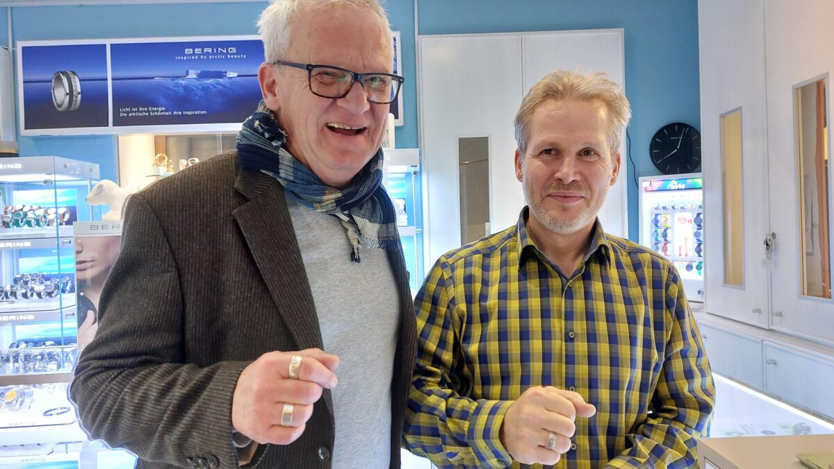 Goldschmiedemeister Stefan Gruhle (rechts) hatte den Designer Martin Neumann in sein Geschäft geladen. Der stellte dort seine Ringe mit Weidener Motiven vor. Foto: Helmut Kunz  