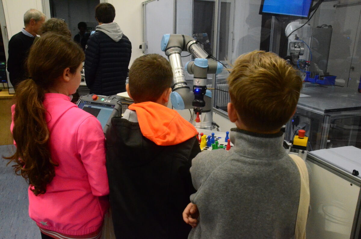 An der OTH interessierten vor allem die Robotik-Vorführungen. Foto: Helmut Kunz 