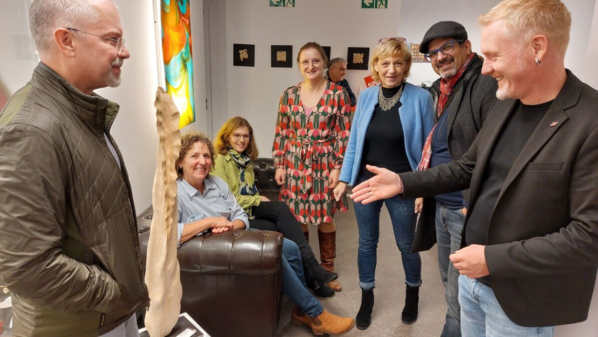 Bei der SPD-Stadtratsfraktion stellte Holzbildhauerin Irene Meier ihre Kunstwerke aus. Foto: Helmut Kunz 
