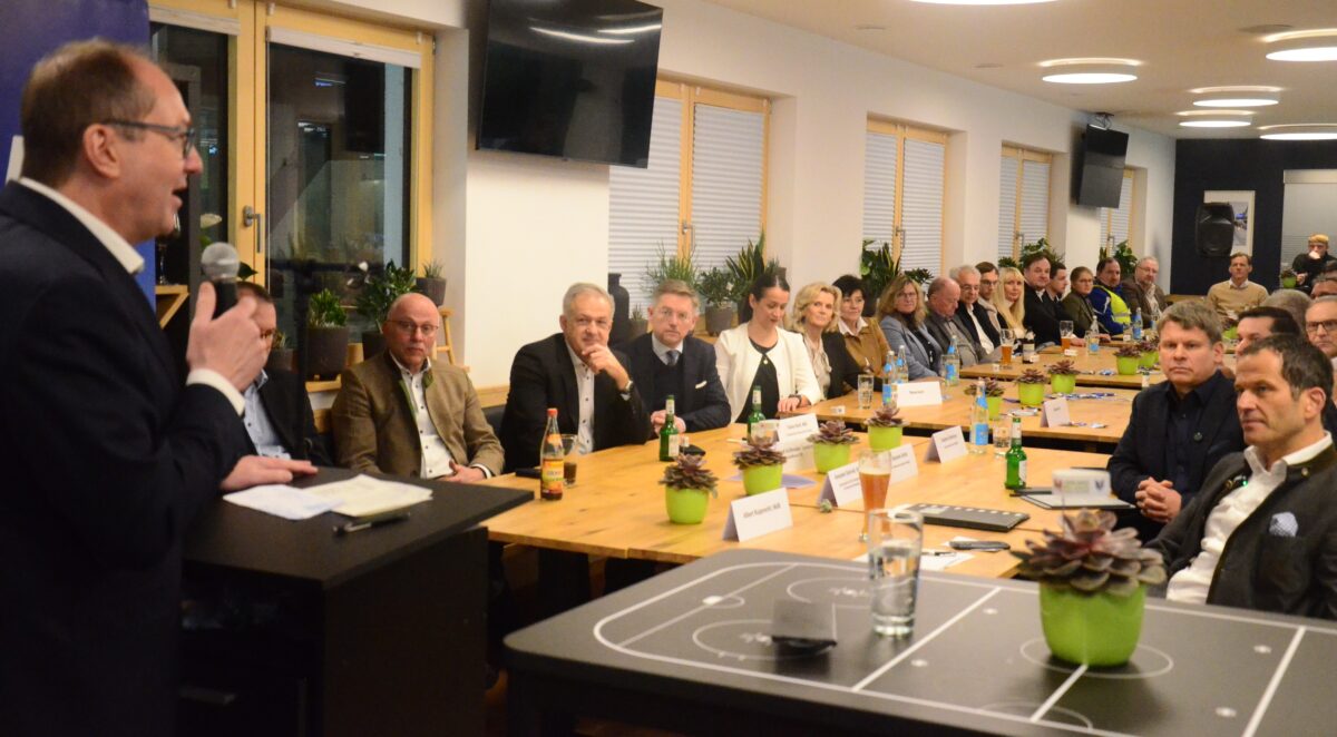 CSU-Landesgruppenchef Alexander Dobrindt spricht vor Interessierten. Foto: Helmut Kunz 