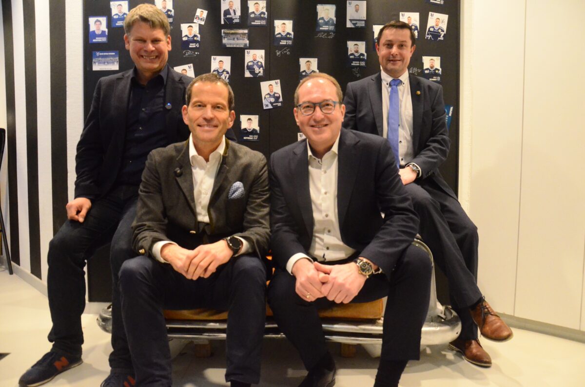CSU-Fraktionsvorsitzender Benjamin Zeitler, MdB Albert Rupprecht, MdB Alexander Dobrindt und CSU-Kreisvorsitzender Stephan Gollwitzer vor der Wall of Fame in der Devils Lounge. Foto: Helmut Kunz 