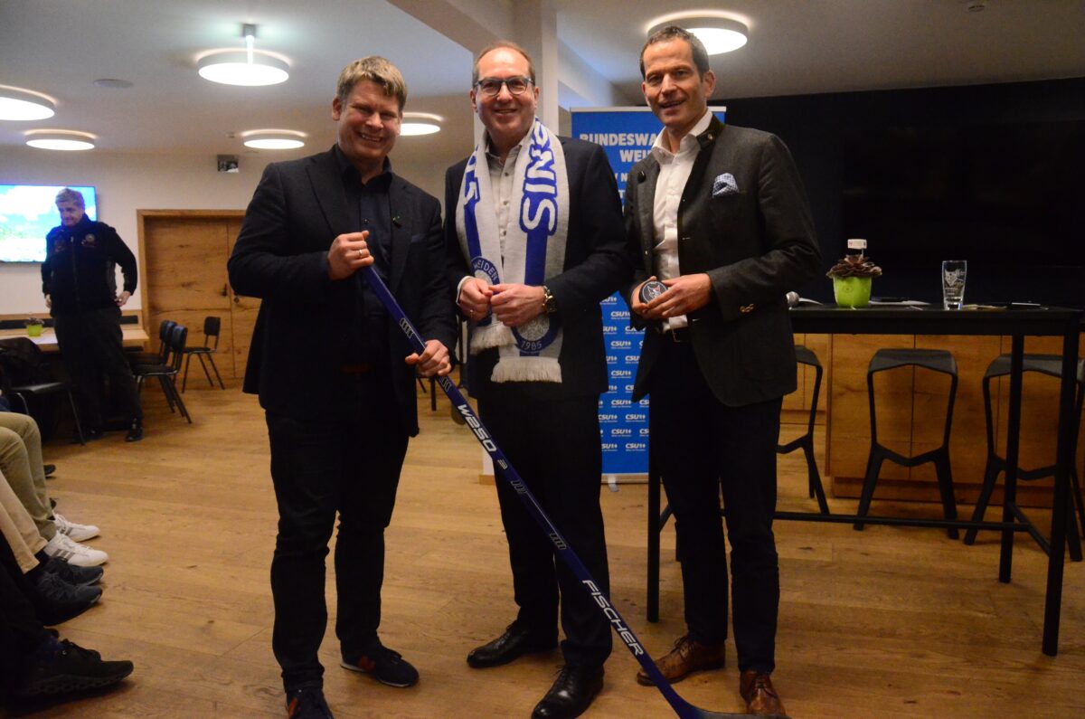 CSU-Fraktionsvorsitzender Benjamin Zeitler und MdB Albert Rupprecht schenken Alexander Dobrindt eine Eishockeyausrüstung der Blue Devils. Foto: Helmut Kunz 