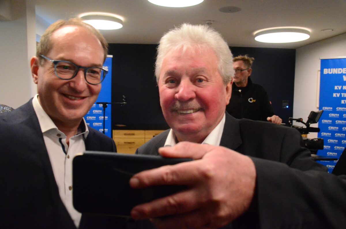 Stadtrat Hans Forster macht ein Selfie mit Alexander Dobrindt. Foto: Helmut Kunz 