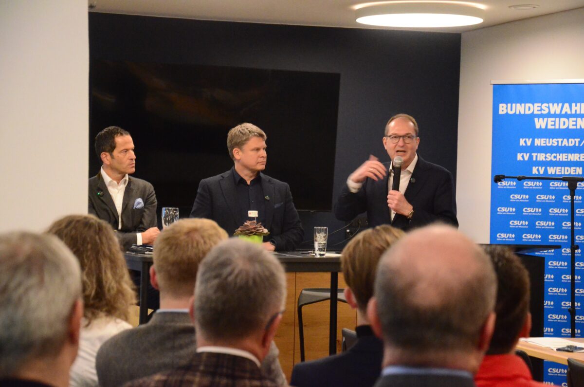 Großes Interesse beim Wahlkampftermin mit Alexander Dobrindt. Foto: Helmut Kunz 