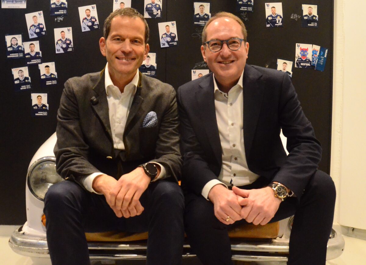 MdB Albert Rupprecht und der CSU-Landesgruppenchef Alexander Dobrindt vor der Wall of Fame in der Devils Lounge. Foto: Helmut Kunz 