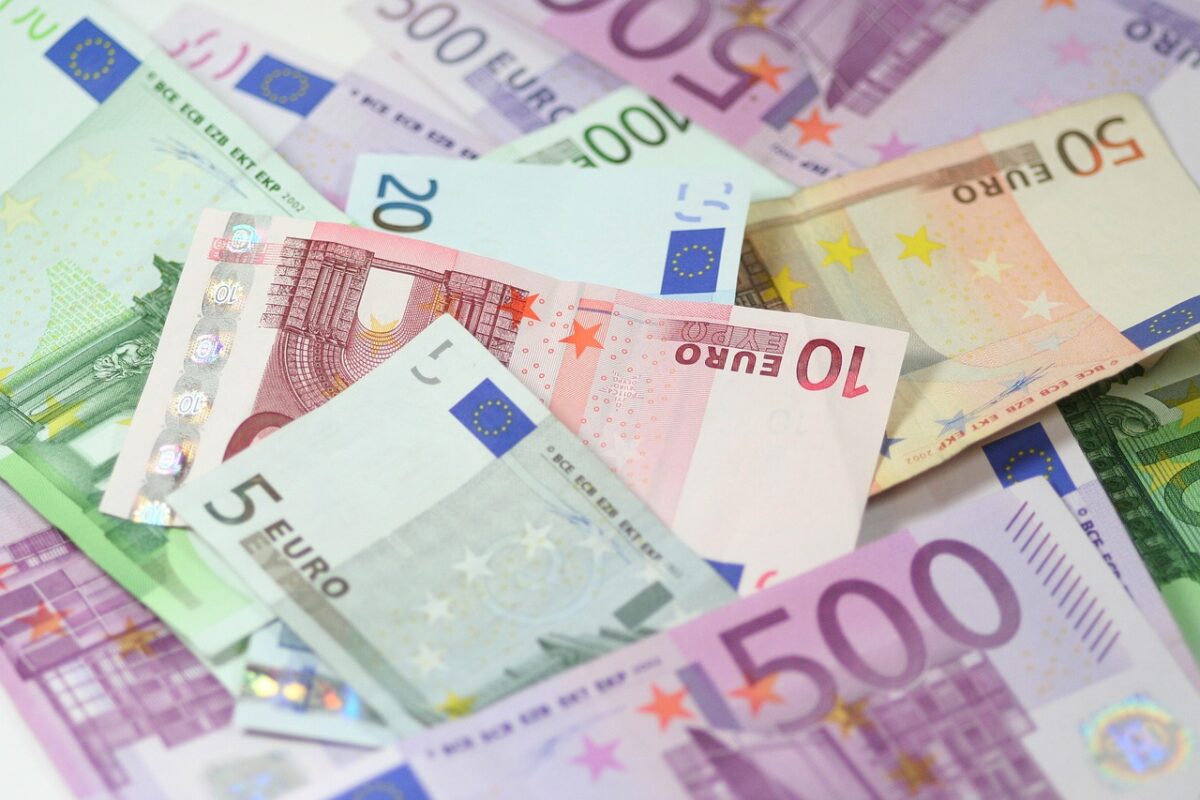 Symbolbild Finanzen - Euro-Scheine. Foto: Pixabay/Letti-S